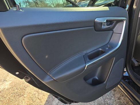 Used 2016 Volvo XC60 T6 w/ Protection Package image 11