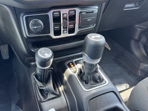 Used 2025 Jeep Wrangler Unlimited Sahara AWD/4WD image 20