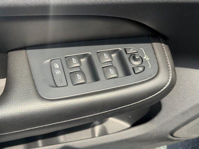 Certified 2022 Volvo S60 B5 Momentum FWD image 16