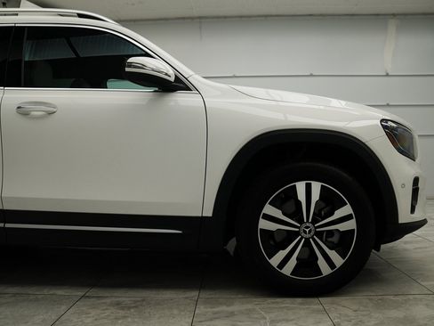 Used 2025 Mercedes-Benz GLB 250 4MATIC image 13