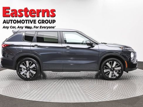 Used 2025 Mitsubishi Outlander SE FWD image 4