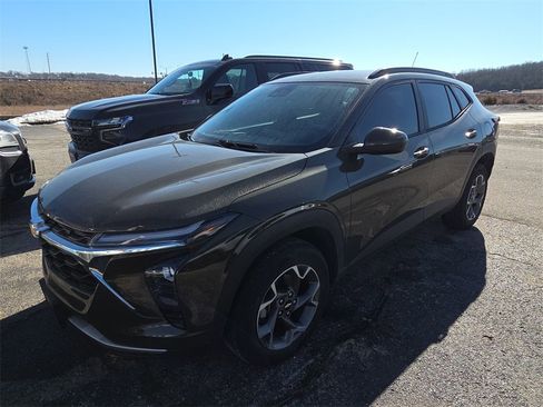 Used 2024 Chevrolet Trax LT w/ LT Convenience Package image 3