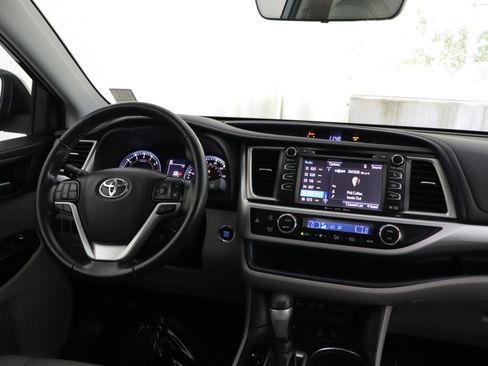 Used 2019 Toyota Highlander XLE AWD/4WD image 2