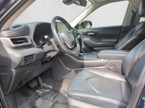 Used 2023 Toyota Highlander XLE FWD image 14