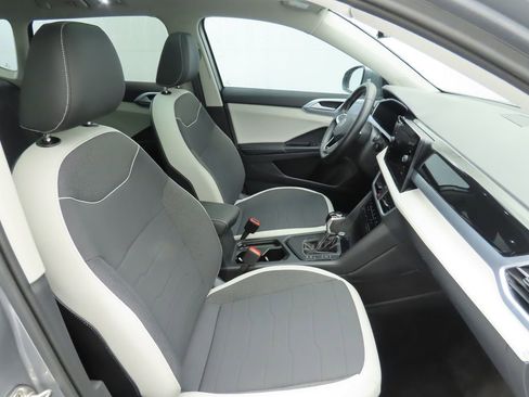 Certified 2025 Volkswagen Taos SE w/ Panoramic Sunroof Package image 18