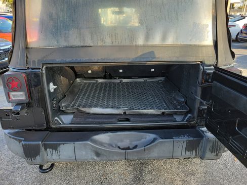 Used 2018 Jeep Wrangler Unlimited Sport w/ Connectivity Group image 12