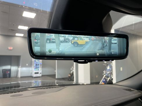 Used 2025 Jeep Grand Cherokee Limited w/ Luxury Tech Group II image 32