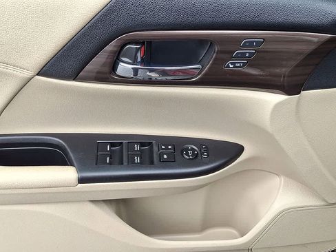 Used 2017 Honda Accord Touring image 10