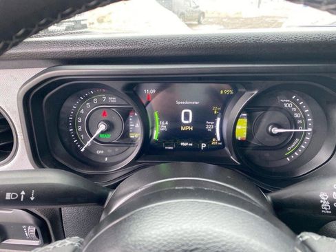 Used 2025 Jeep Wrangler Willys image 19