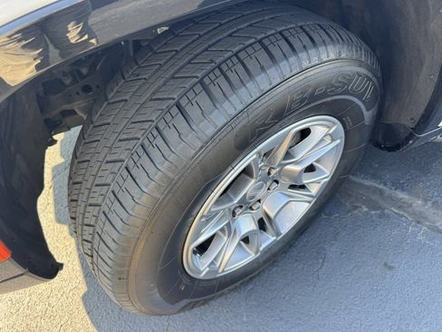 Used 2024 Jeep Wagoneer L Base image 15