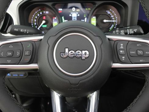 Used 2025 Jeep Wrangler Unlimited Sahara w/ Safety Group AWD/4WD image 12
