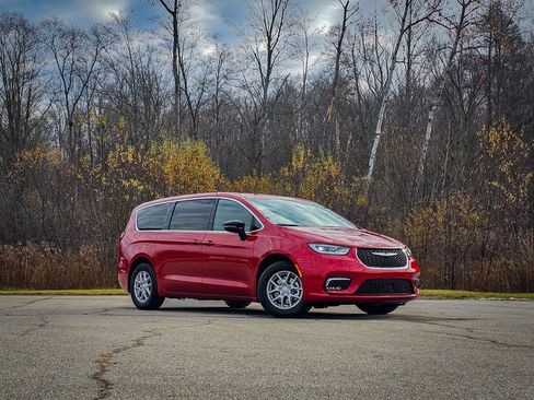 New 2026 Chrysler Pacifica Select image 2