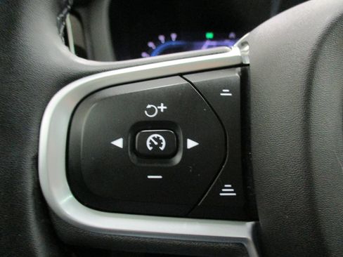 Used 2022 Volvo XC60 B5 Momentum image 25