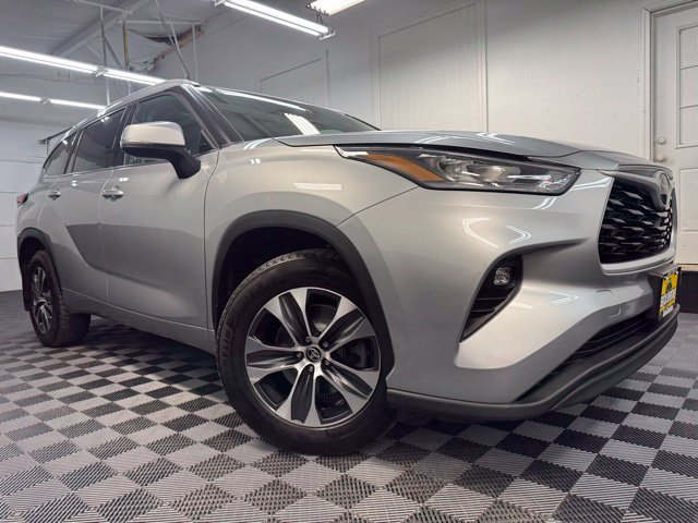 Used 2022 Toyota Highlander XLE AWD/4WD image 1