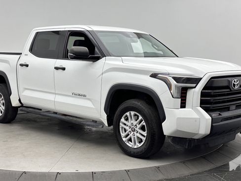 Used 2022 Toyota Tundra SR5 w/ SR5 Convenience Package AWD/4WD image 3