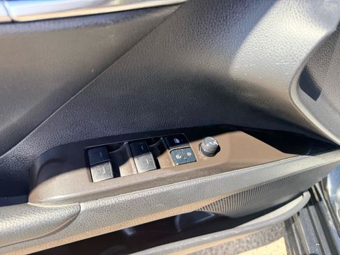 Used 2022 Toyota Camry SE FWD image 12