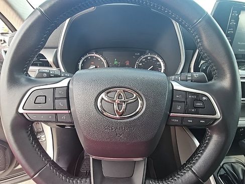 Used 2022 Toyota Highlander XLE image 17