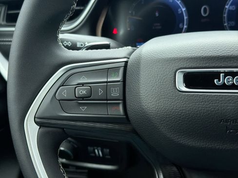 Used 2025 Jeep Grand Cherokee Laredo X image 26