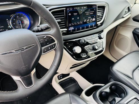 Used 2023 Chrysler Pacifica Touring-L image 16