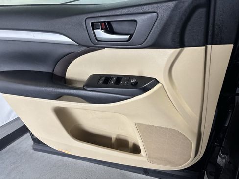 Used 2019 Toyota Highlander XLE image 14