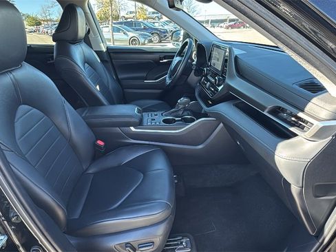 Certified 2024 Toyota Highlander XLE image 48