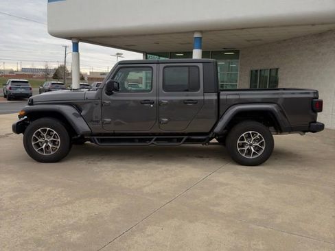 Used 2024 Jeep Gladiator Sport image 2
