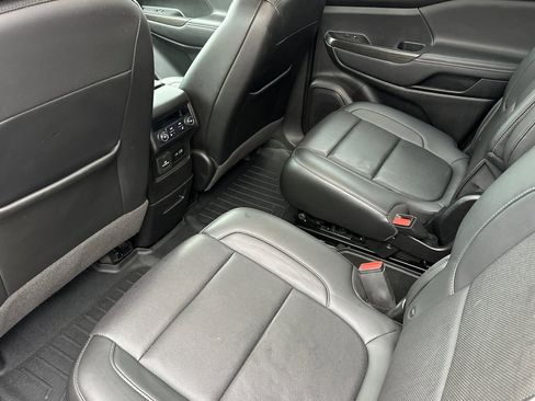 Used 2021 GMC Acadia SLT w/ Elevation Edition image 13