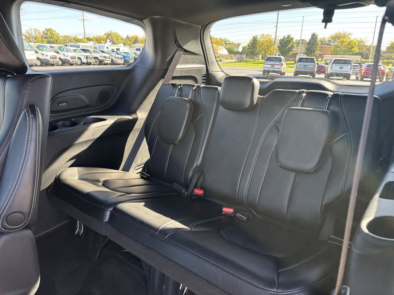Used 2023 Chrysler Pacifica Touring-L w/ Uconnect Theater Family Group FWD image 11