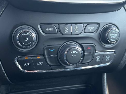 Used 2021 Jeep Cherokee Latitude Plus FWD image 25