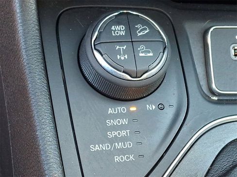 Used 2019 Jeep Cherokee Trailhawk image 25