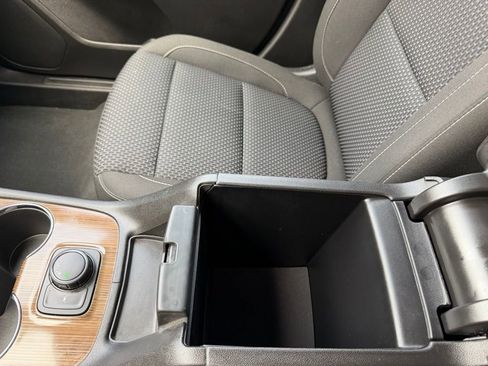 Used 2023 GMC Acadia SLE image 32