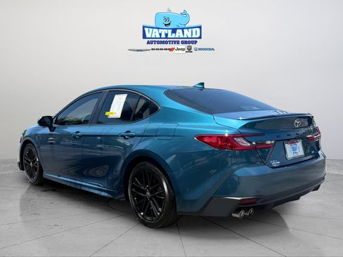 Used 2025 Toyota Camry SE w/ Convenience Package FWD image 3