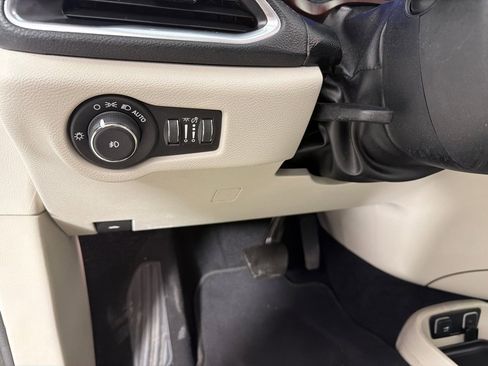 Used 2020 Chrysler Pacifica Limited FWD image 15