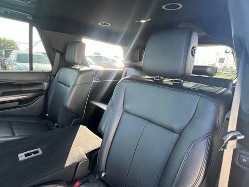 Used 2018 Ford Expedition XLT w/ Equipment Group 202A AWD/4WD image 8