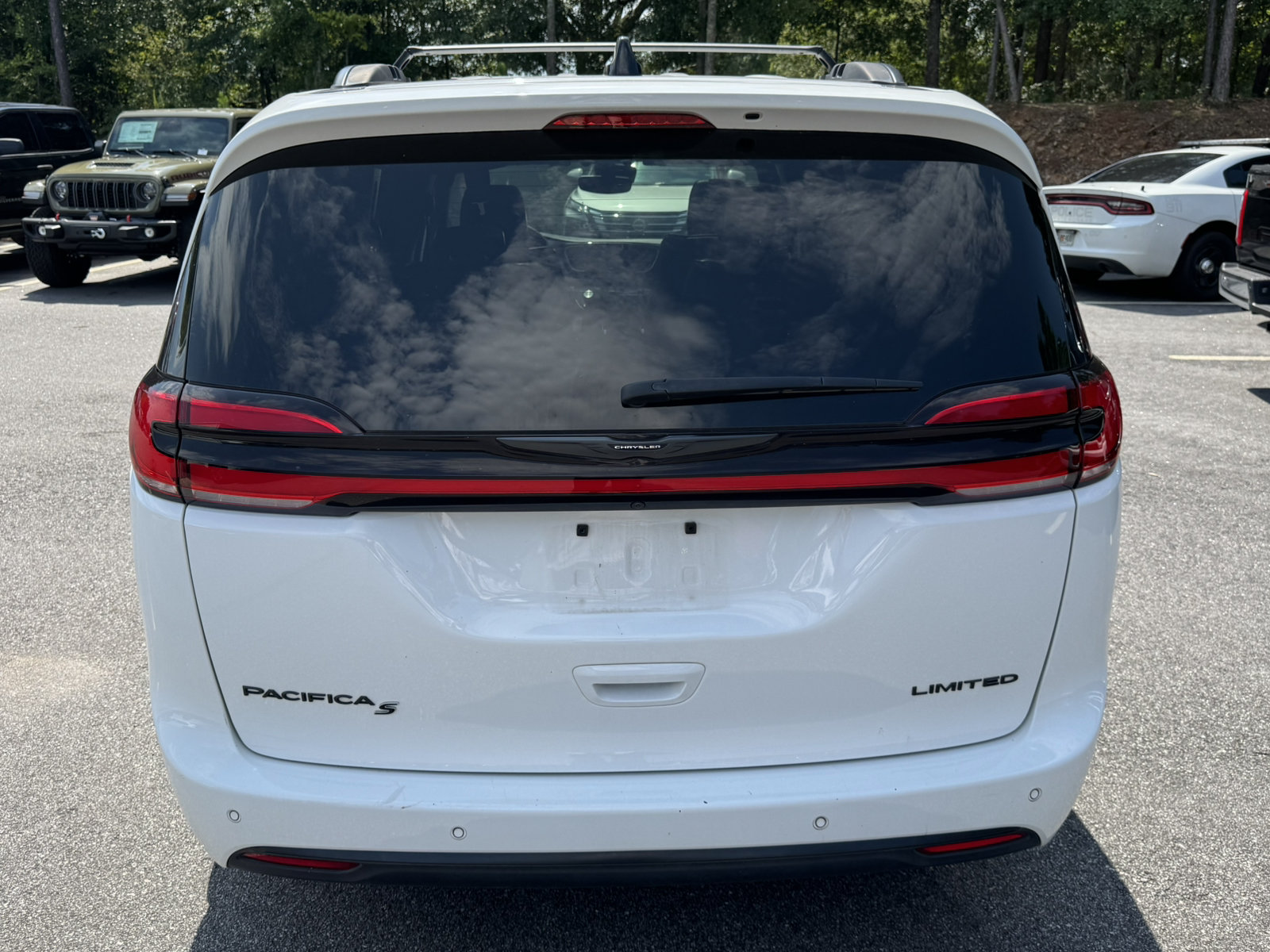 Used 2025 Chrysler Pacifica Limited FWD image 6