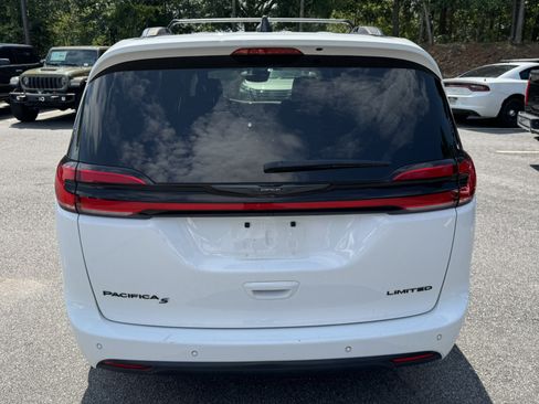 Used 2025 Chrysler Pacifica Limited FWD image 6