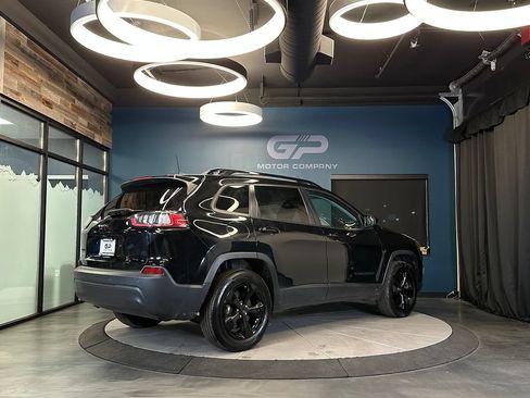 Used 2019 Jeep Cherokee Latitude Plus AWD/4WD image 3