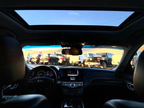 Used 2019 INFINITI Q70 Luxe image 19