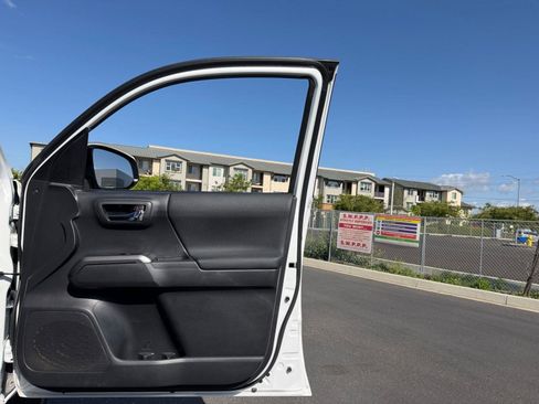 Used 2023 Toyota Tacoma TRD Off-Road AWD/4WD image 15