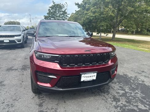 New 2025 Jeep Grand Cherokee Laredo image 4