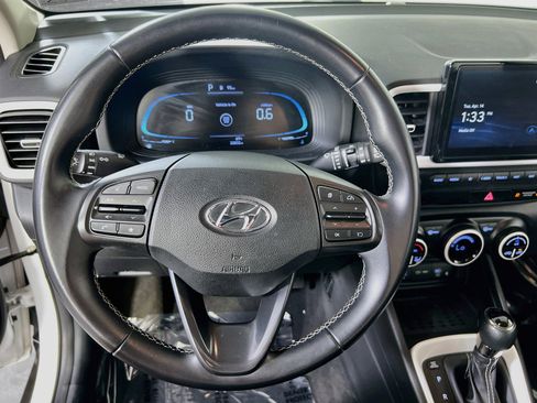 Used 2023 Hyundai Venue Limited FWD image 11