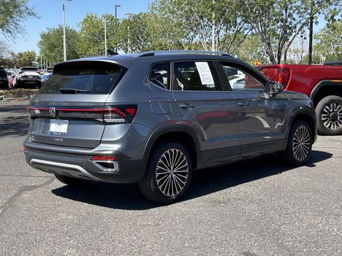 Used 2025 Volkswagen Taos SE FWD image 4