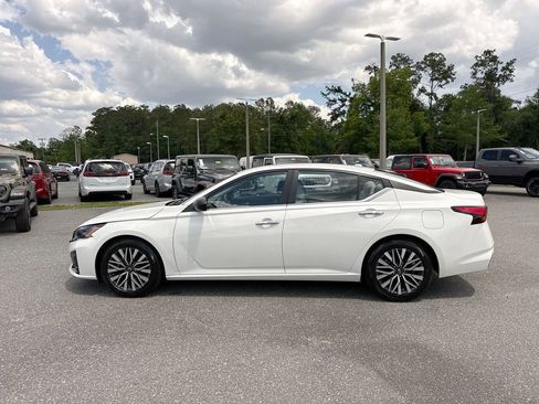 Used 2024 Nissan Altima 2.5 SV FWD image 8