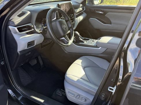 Used 2023 Toyota Highlander XLE AWD/4WD image 3
