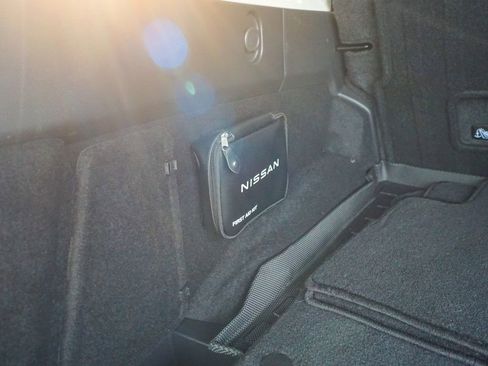 Used 2022 Nissan Rogue SV w/ SV Premium Package image 11