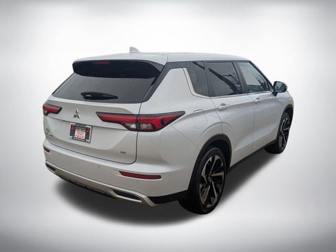 Used 2024 Mitsubishi Outlander SE image 3