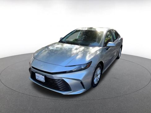 Used 2025 Toyota Camry LE image 7