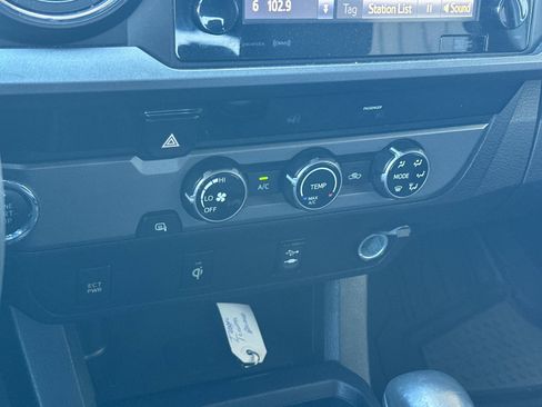 Used 2016 Toyota Tacoma TRD Sport image 18