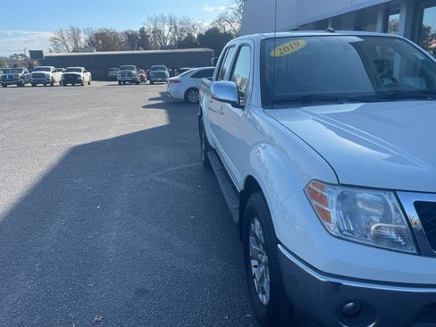 Used 2019 Nissan Frontier SL image 2