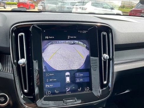 Used 2020 Volvo XC40 T4 R-Design FWD image 19